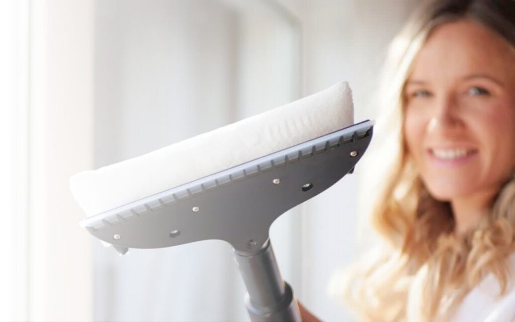 Annika von Pro Aqua führt mit dem Fensterreinigungsset vom Vivenso eine Fensterreinigung durch